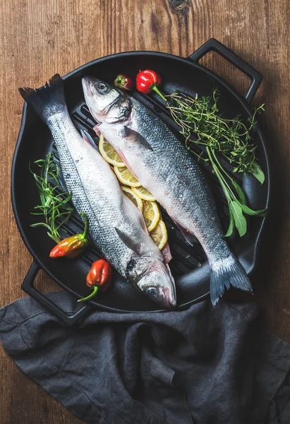 Peixe-marinho cru com ingredientes de cozinha — Fotografia de Stock