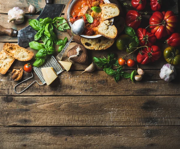 Italian roasted tomato and garlic soup — Stock Photo, Image