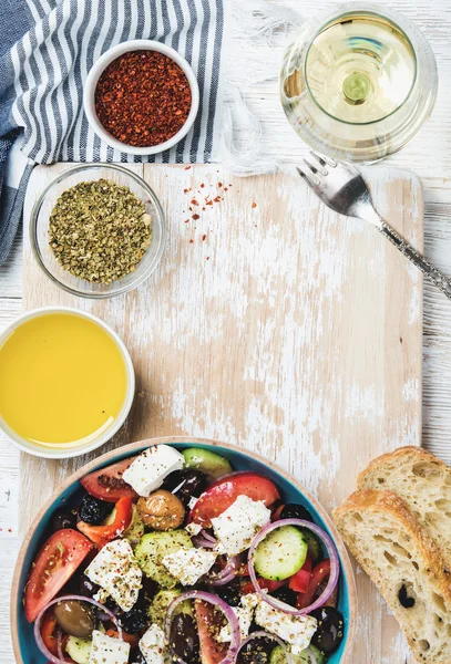 希腊沙拉配橄榄油 — 图库照片