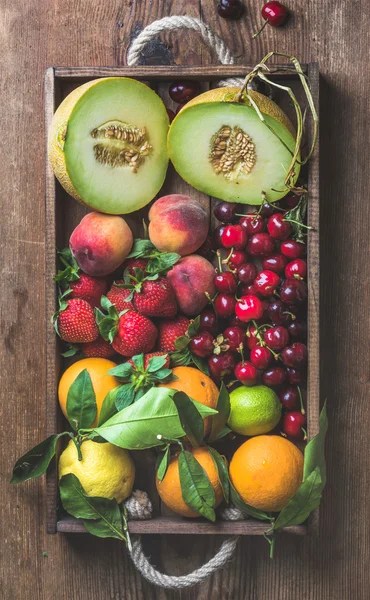 Variedad saludable de frutas de verano — Foto de Stock