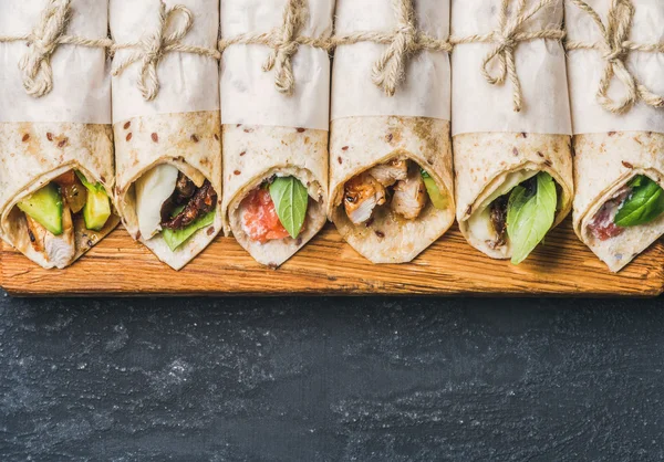 Tortilla wraps med olika fyllningar — Stockfoto