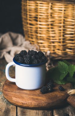 Beyaz fincan taze böğürtlen 