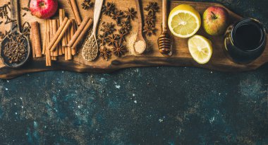 Mulled şarap yapmak için malzemeler 