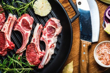 Çiğ çiğ kuzu eti kaburga