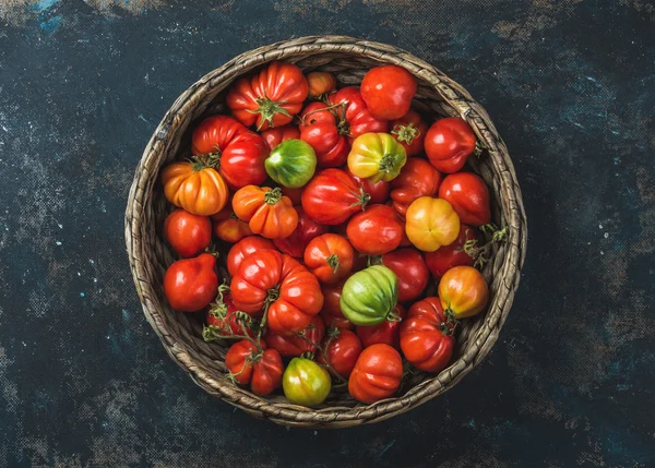 Fresh colorful ripe heirloom tomatoes — Stock Photo, Image