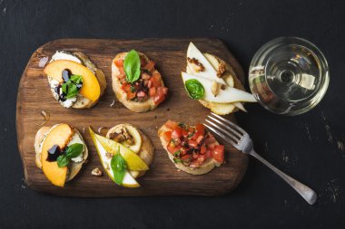 Bruschetta kadeh beyaz şarap ile ayarla