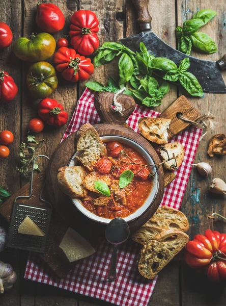 Sopa de tomate e alho torrada italiana — Fotografia de Stock