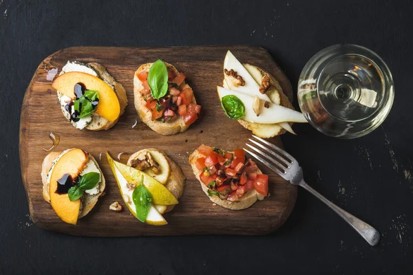 Set Bruschetta con copa de vino blanco — Foto de Stock