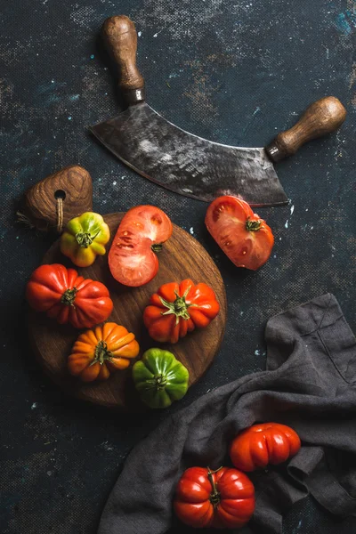 Fresh colorful ripe heirloom tomatoes — Stock Photo, Image