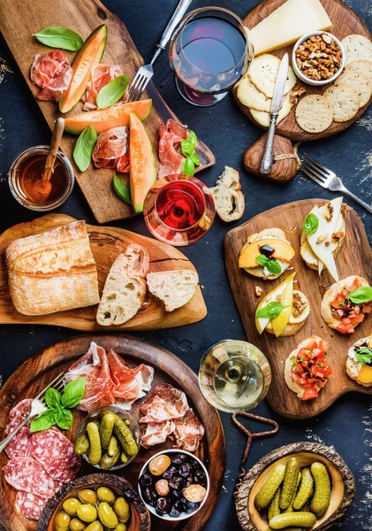 İtalyan antipasti şarap aperatifler seti