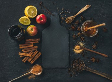 Mulled şarap yapmak için malzemeler 