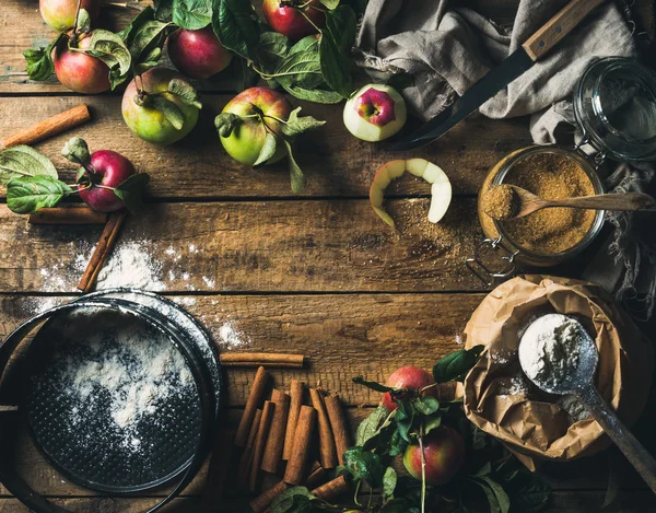 Ингредиенты для приготовления яблочного пирога — стоковое фото
