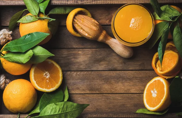 Verre de jus fraîchement pressé et d'oranges fraîches — Photo