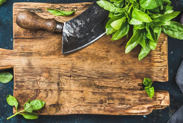 Hojas de albahaca verde fresca con cuchillo picador de hierbas — Foto de Stock