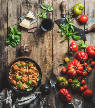 İtalyan makarna spagetti domates sosu ve köfte ile
