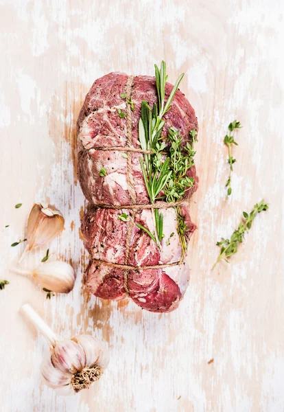 Carne crua de rosbife cortada com alecrim — Fotografia de Stock