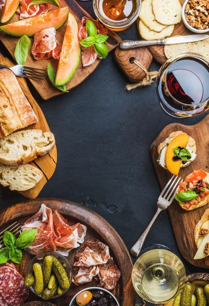 İtalyan antipasti şarap aperatifler seti