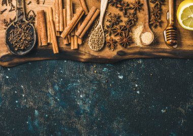 Mulled şarap yapmak için malzemeler 