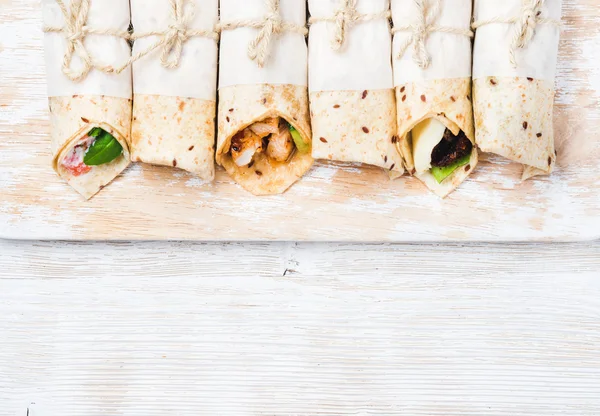 Tortilla avvolge con vari ripieni — Foto Stock