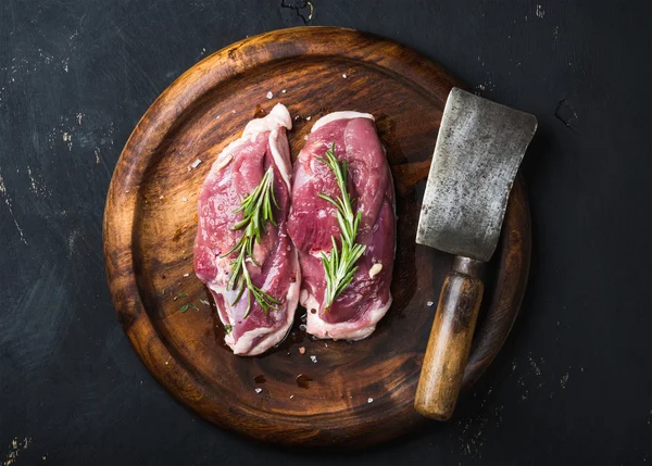 Raw duck breast with rosemary — Stock Photo, Image