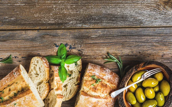 Green olives and slices of ciabatta — Stock Photo, Image