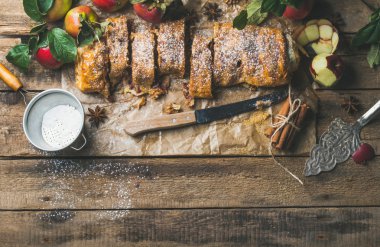 Elmalı strudel kek 