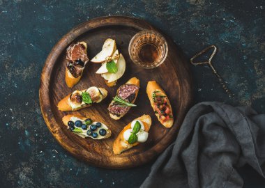 İtalyan crostini ve şarap cam 