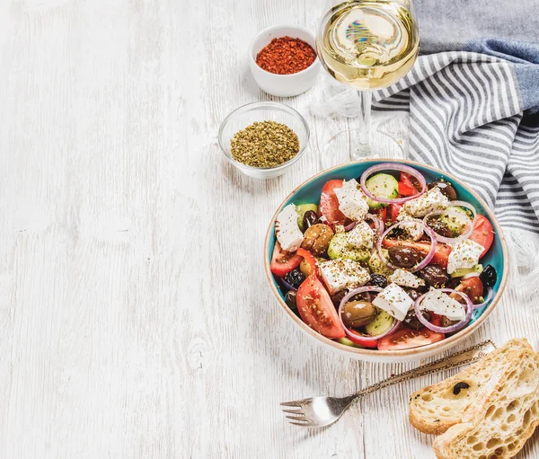 Griechischer Salat mit Brot, Kräutern und Wein — Stockfoto