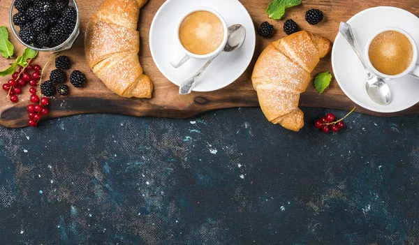 Frissen sült croissant-kerti bogyók és csésze kávé — Stock Fotó