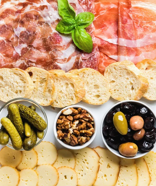 Snack-Set mit Fleisch und Käse — Stockfoto
