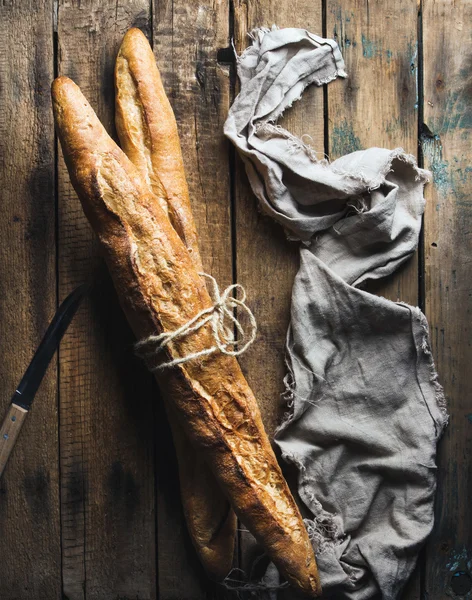 Baguettes franceses sobre fondo de madera —  Fotos de Stock