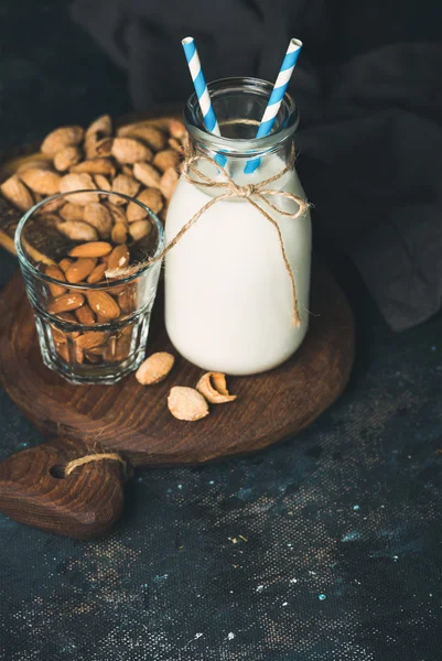 Verse amandel melk in fles met amandelen — Stockfoto