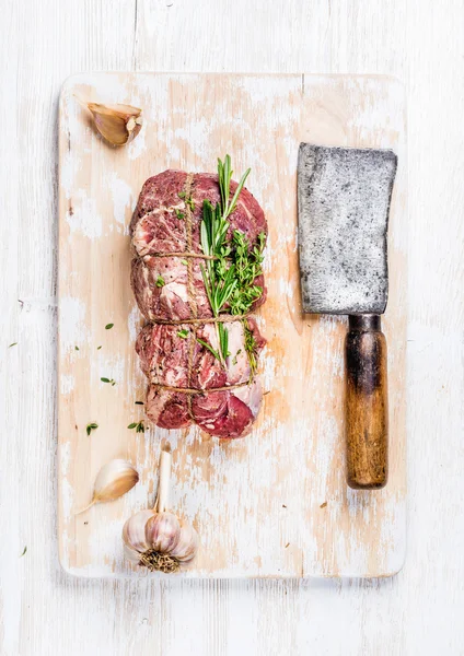 Carne crua de rosbife cortada com alecrim — Fotografia de Stock