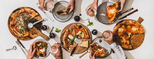 Festa Pizza Para Amigos Flat Lay Várias Pizzas Cerveja Lager — Fotografia de Stock