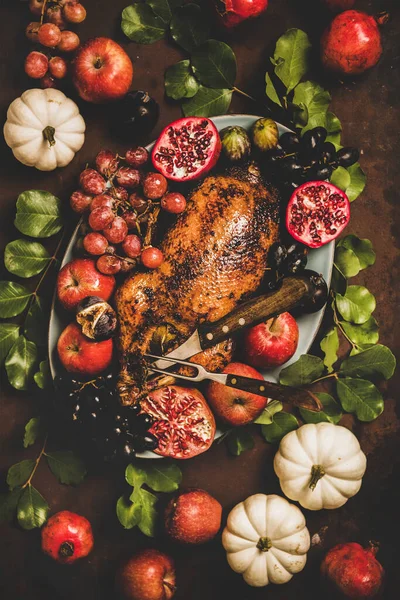秋天的感恩节 家人聚会庆祝晚餐 在生锈的背景上饰有南瓜和叶子的季节性水果中 用烤鸭铺在秋天的桌子上 — 图库照片