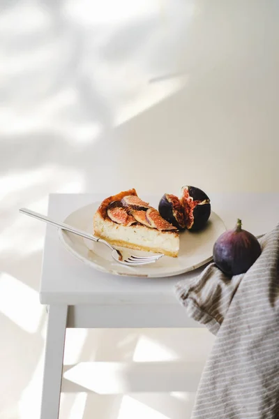 Scheibe Hausgemachter Glutenfreier Feigenkäsekuchen Mit Frischen Saisonalen Feigen Auf Weißem — Stockfoto