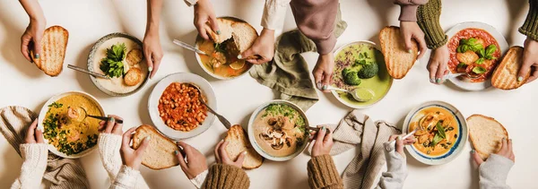 Gente Que Come Otoño Invierno Sopas Veganas Cremosas Colocación Plana —  Fotos de Stock