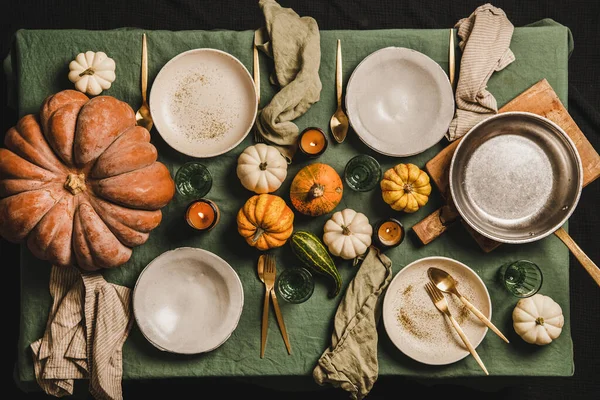 Jesienny Stół Rodzinny Obiad Spotkanie Przyjaciół Lub Święto Dziękczynienia Naczynia — Zdjęcie stockowe
