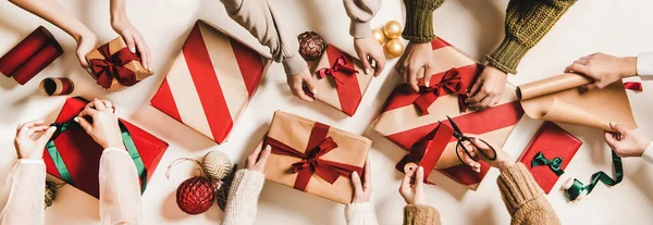 Flat Lay Manos Gente Con Cajas Regalo Artesanía Festiva Papel —  Fotos de Stock