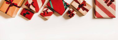 Rengarenk takılar, kurdeleler ve fiyonklarla süslenmiş ambalaj kağıdına sarılı kutular halinde düz beyaz arka plan, üst manzara, kopyalama alanı. - Evet. Noel boks günü konsepti