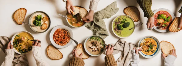 Orang Orang Makan Sup Vegan Musim Gugur Dan Musim Dingin — Stok Foto