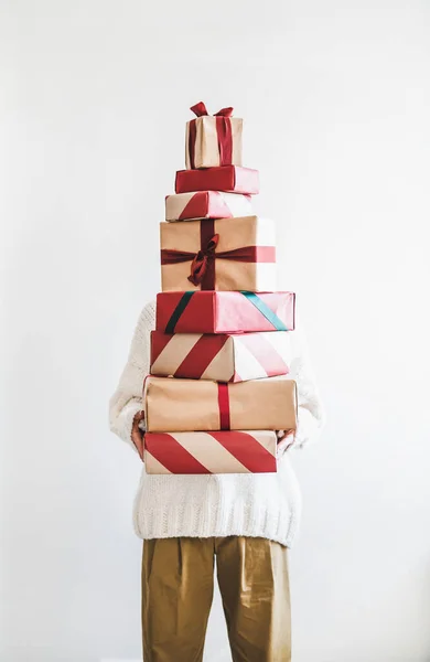 스웨터와 카키색 바지를 사람이 리본과 배경이 크리스마스 상자들을 크리스마스 컨셉트 — 스톡 사진