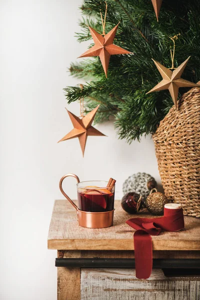 Glühweinbecher Über Der Hölzernen Küchentheke Mit Weihnachtlich Geschmückten Christbaumkugeln Und — Stockfoto