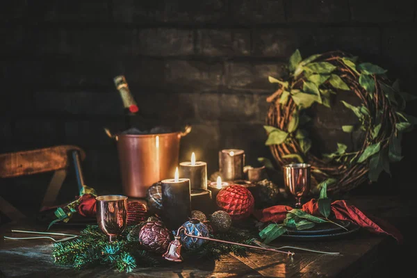 Férias Natal Ambiente Mesa Festiva Jantar Talheres Champanhe Grinalda Mesa — Fotografia de Stock