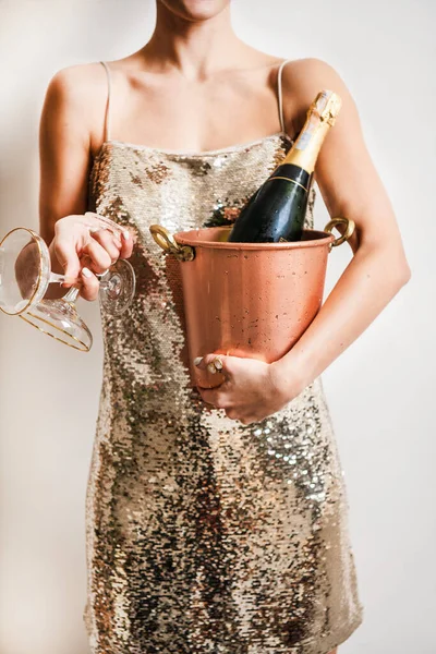 Figura Giovane Donna Festoso Cocktail Scintillante Mini Abito Oro Che — Foto Stock