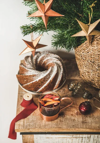 Ahşap Mutfak Tezgahının Üzerinde Şarap Noel Pastası Dekoratif Takılar Yıldızlar — Stok fotoğraf