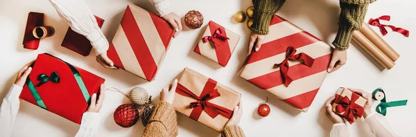 Vlakke Lay Van Vrouwelijke Handen Houden Geschenkdozen Met Inpakpapier Kleurrijke — Stockfoto