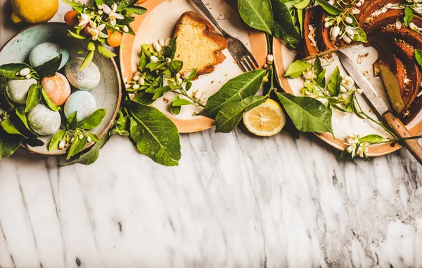 Påsk Semester Middag Dukning Flat Lay Påskägg Citronkaka Med Citrus — Stockfoto