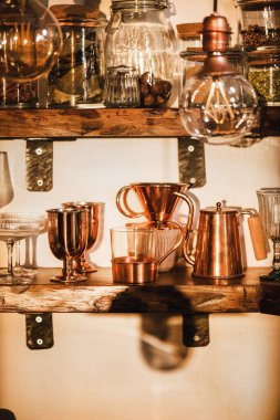 Gündüz vakti çeşitli cam ve çatal bıçaklarla mutfak rafları