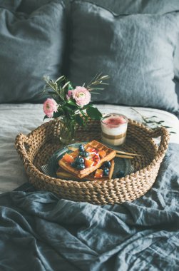 Kan portakalı, yaban mersini ve sepetinde gül lattesi olan gözlemeler.